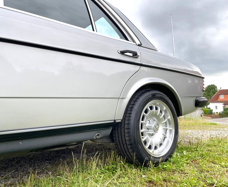 Mercedes W123 mit Barock Style 8x16