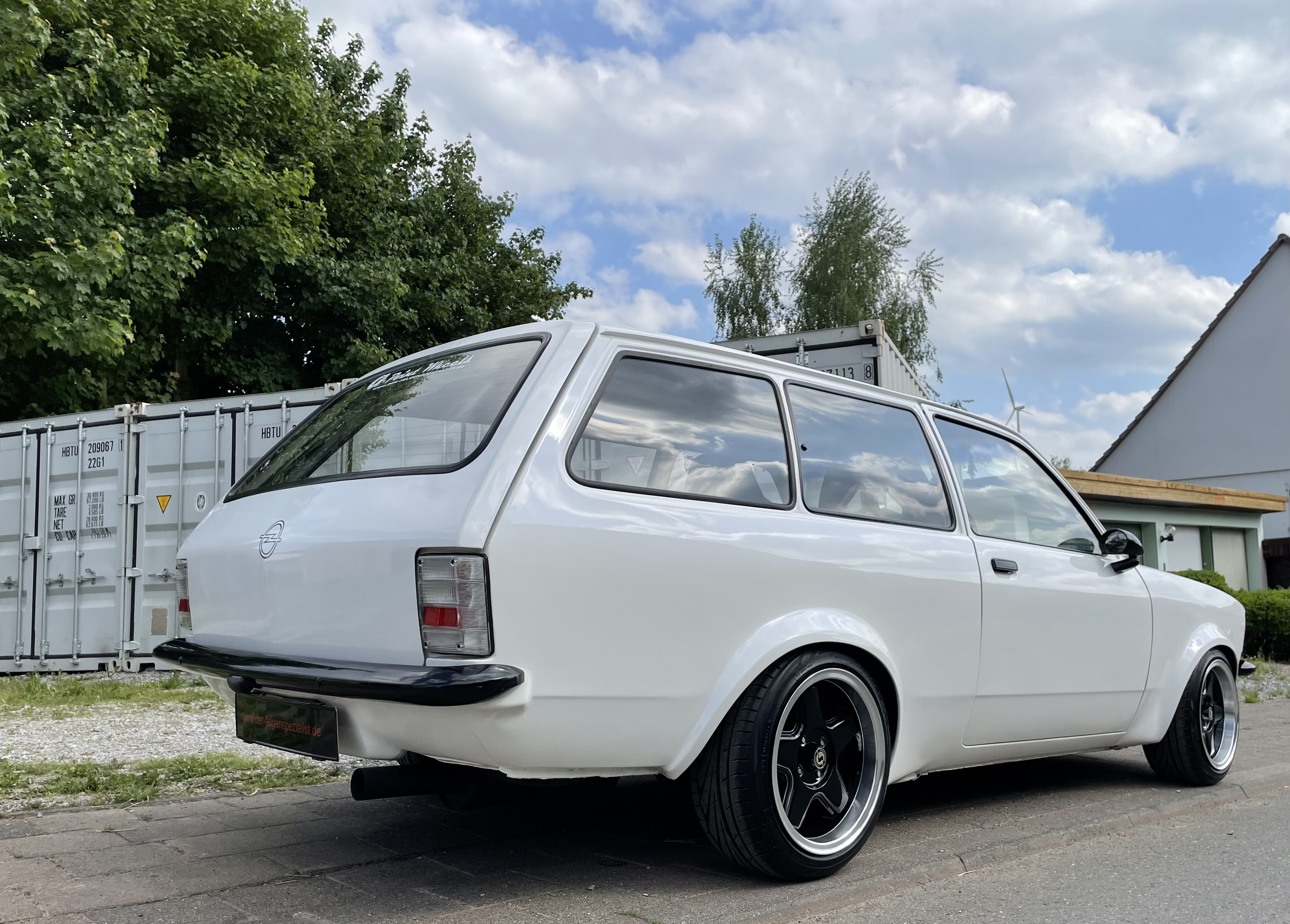 Opel Kadett C Caravan mit 
-ML 8x15 schwarz poliert